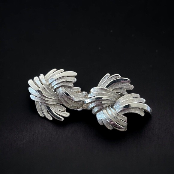 Vintage Stamped Trifari Modernist Abstract Leaf Silver Textured Clip Earrings - Picture 1 of 2